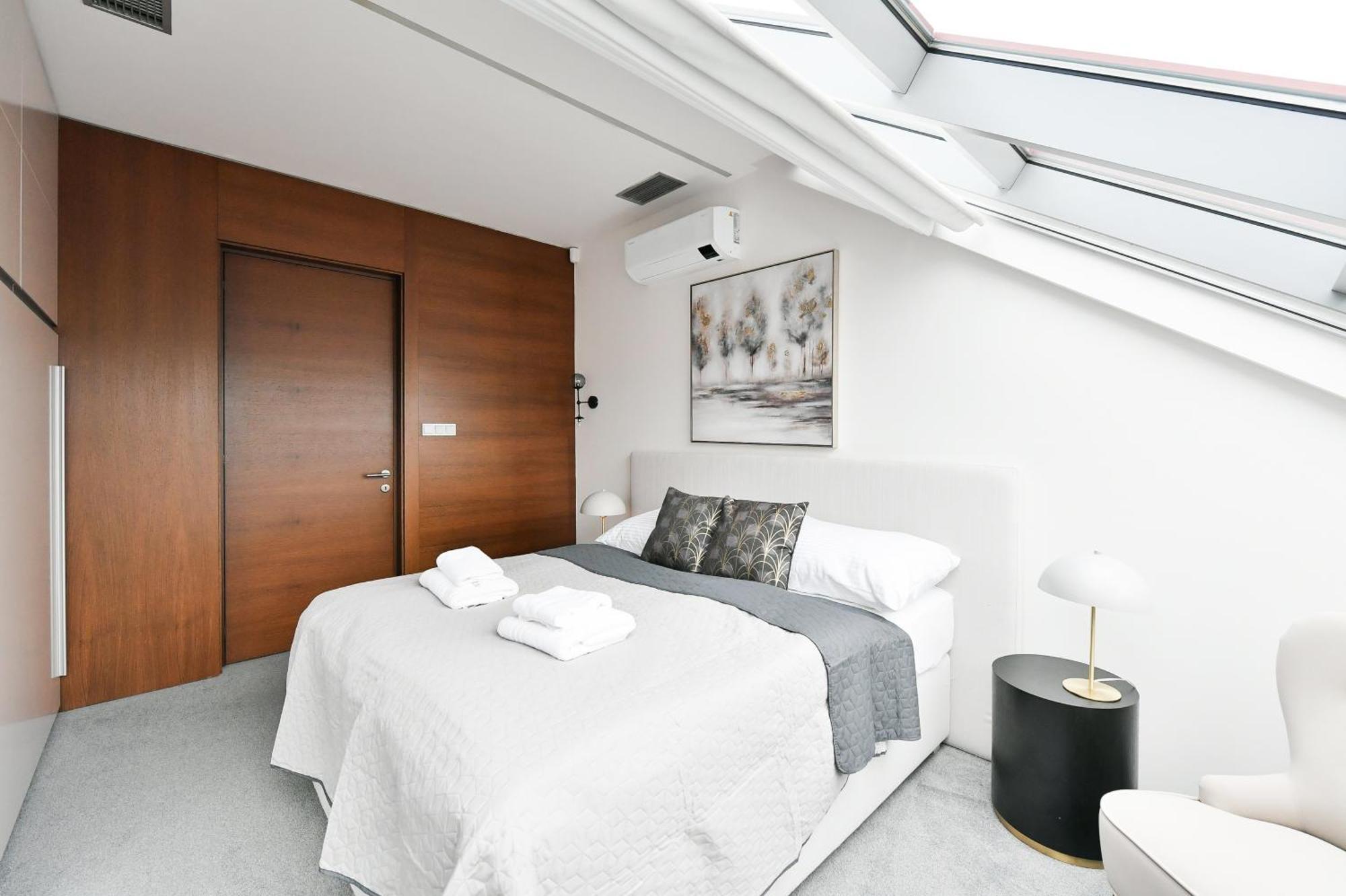 Presidential Penthouse, 303m2, Jacuzzi On Terrace, Sauna, 6bdrm, 4bthrm, Ac, Lift Apartment Prag