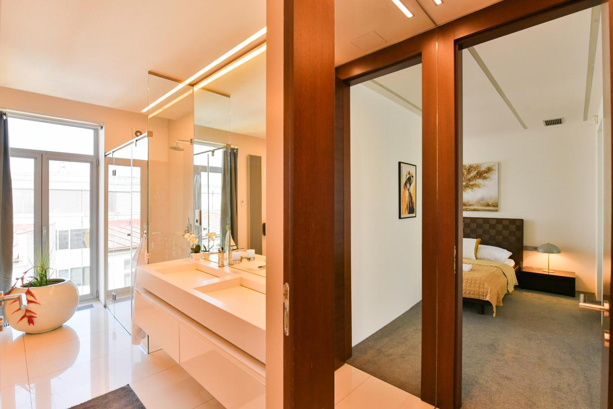 Presidential Penthouse, 303m2, Jacuzzi On Terrace, Sauna, 6bdrm, 4bthrm, Ac, Lift Apartment Prag