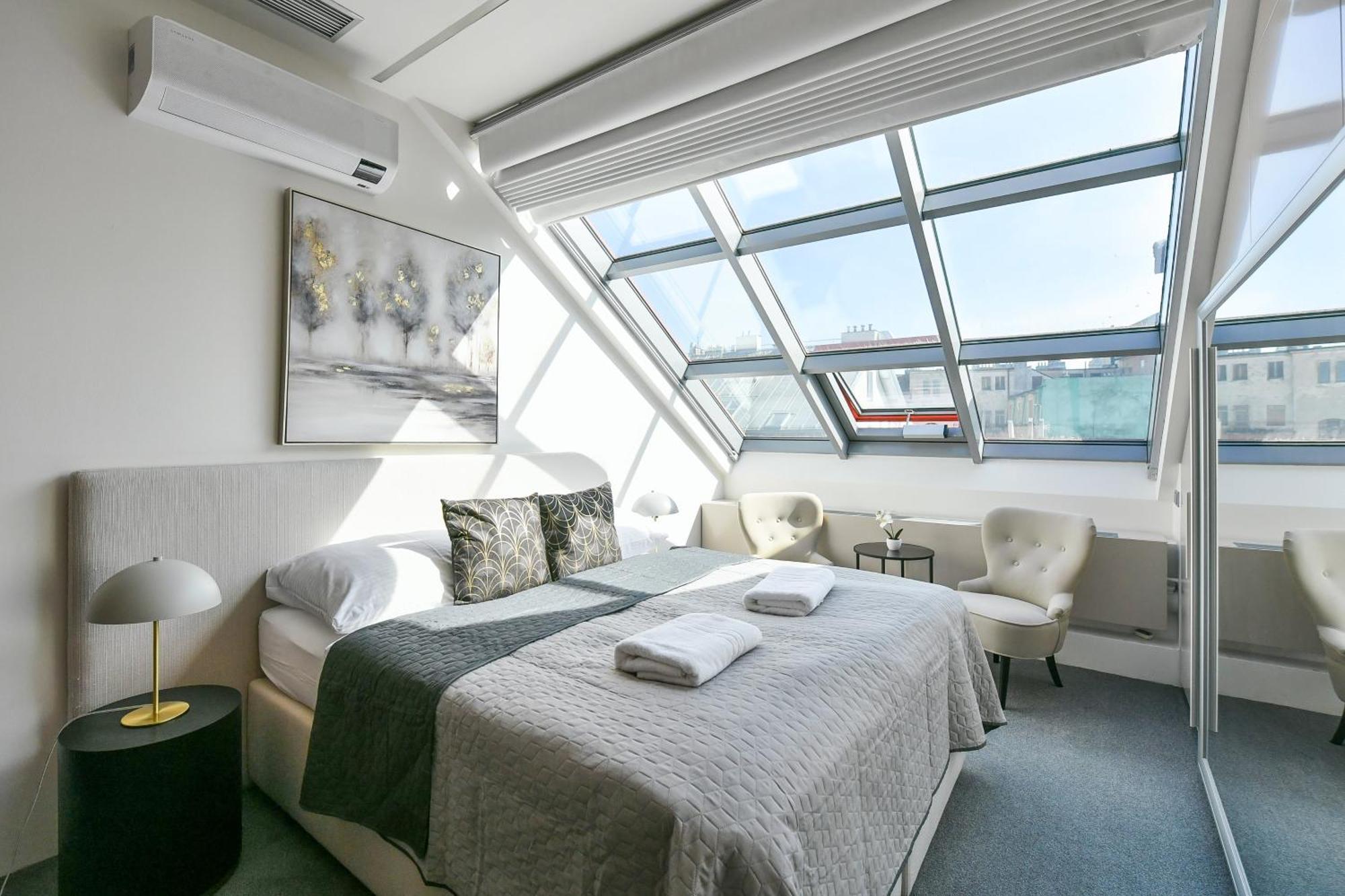 Apartment Presidential Penthouse, 303m2, Jacuzzi On Terrace, Sauna, 6bdrm, 4bthrm, Ac, Lift Prag