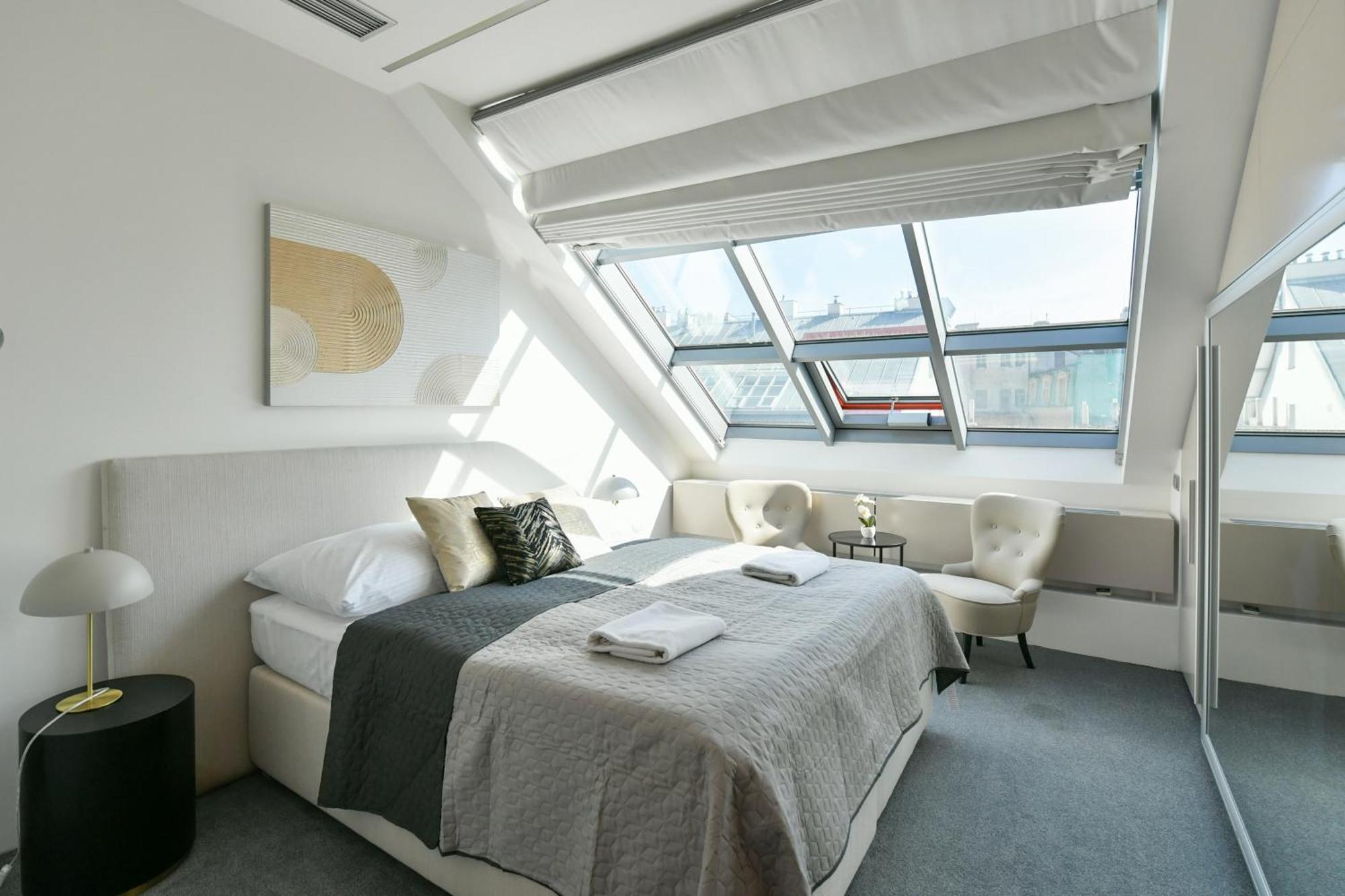 Apartment Presidential Penthouse, 303m2, Jacuzzi On Terrace, Sauna, 6bdrm, 4bthrm, Ac, Lift Prag