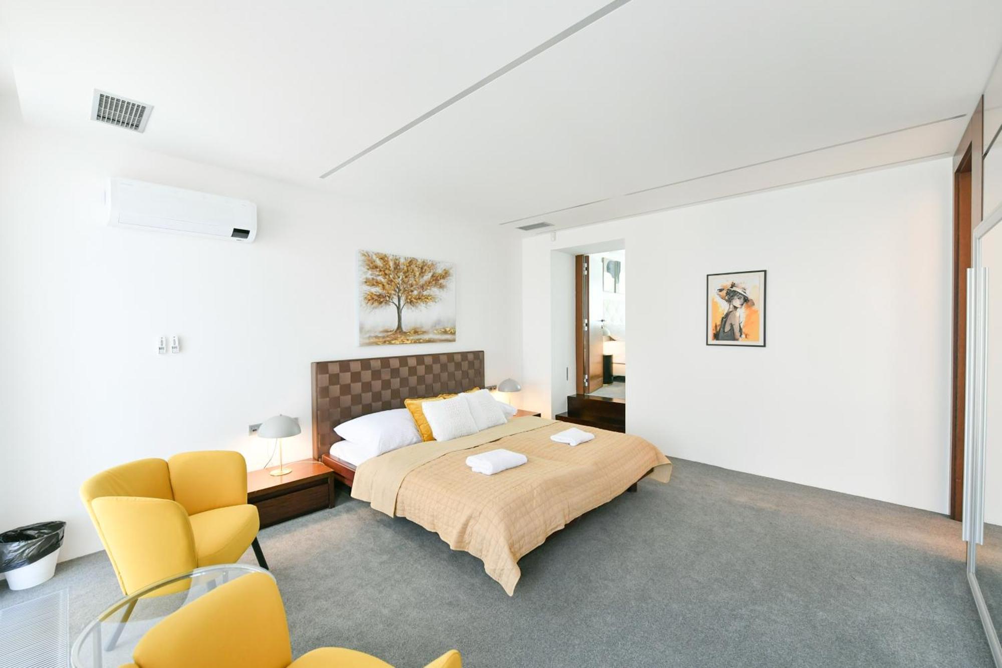 Apartment Presidential Penthouse, 303m2, Jacuzzi On Terrace, Sauna, 6bdrm, 4bthrm, Ac, Lift Prag