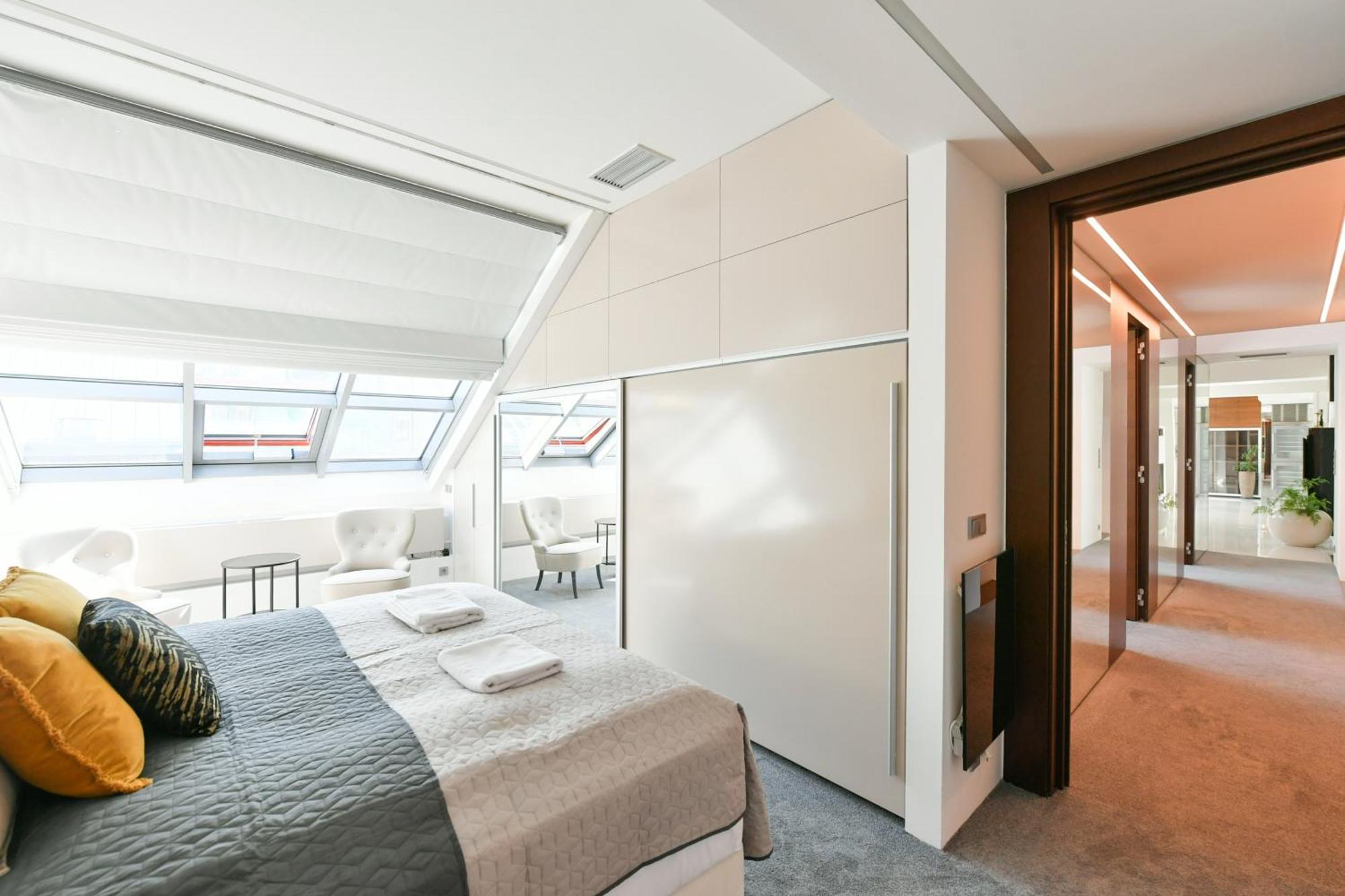 Presidential Penthouse, 303m2, Jacuzzi On Terrace, Sauna, 6bdrm, 4bthrm, Ac, Lift Apartment Prag