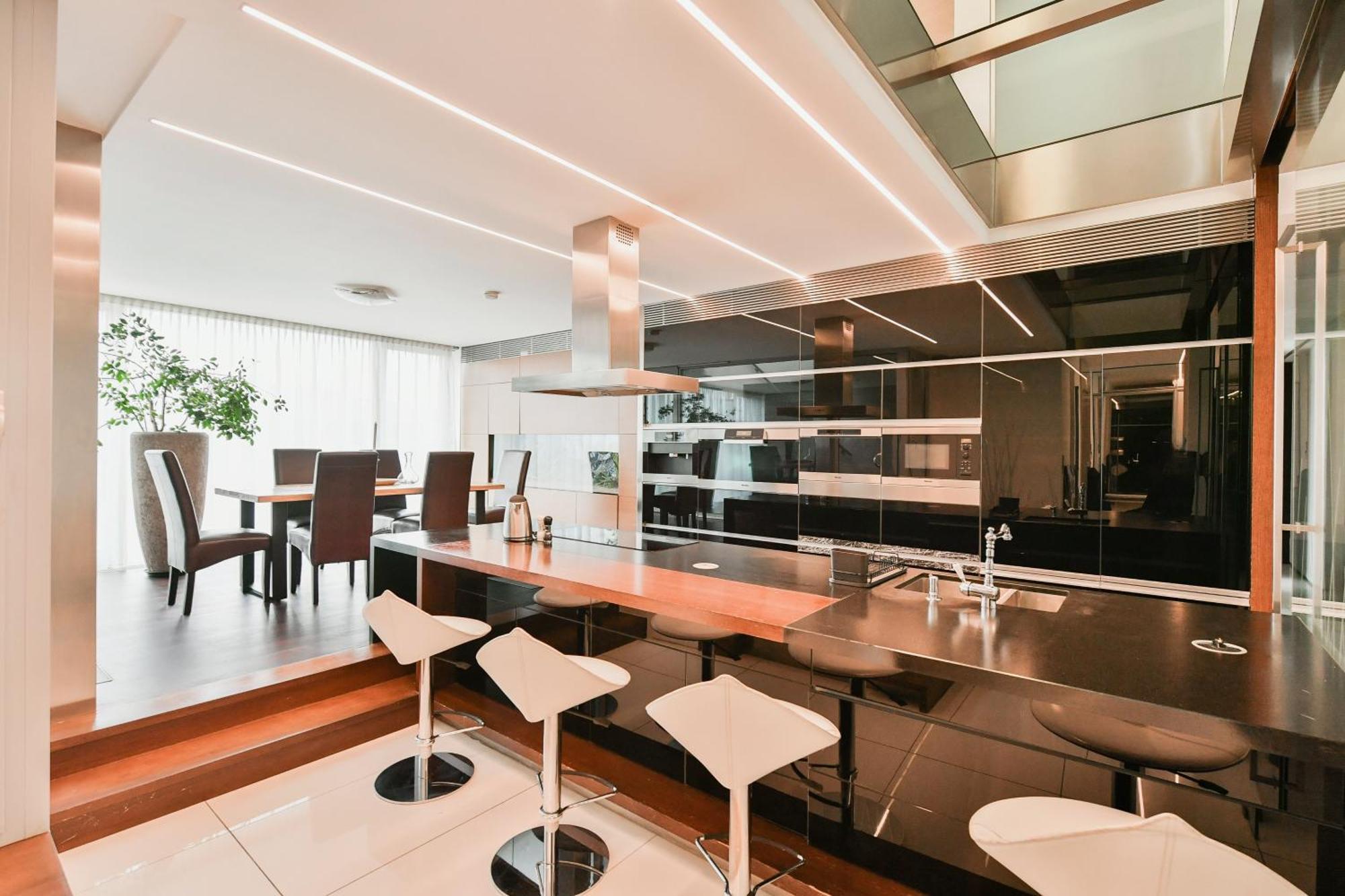 Presidential Penthouse, 303m2, Jacuzzi On Terrace, Sauna, 6bdrm, 4bthrm, Ac, Lift Lejlighed