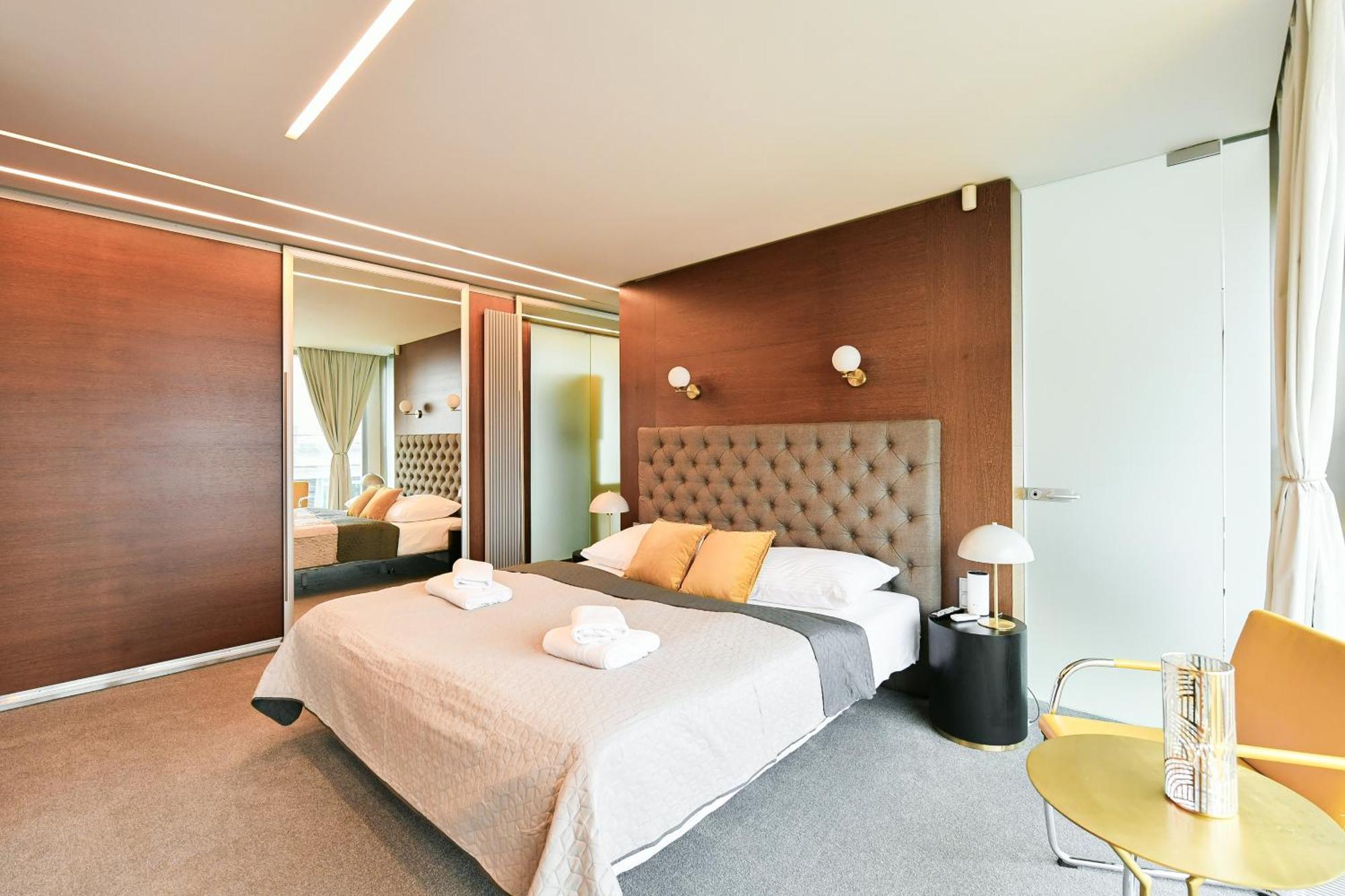 Lejlighed Presidential Penthouse, 303m2, Jacuzzi On Terrace, Sauna, 6bdrm, 4bthrm, Ac, Lift