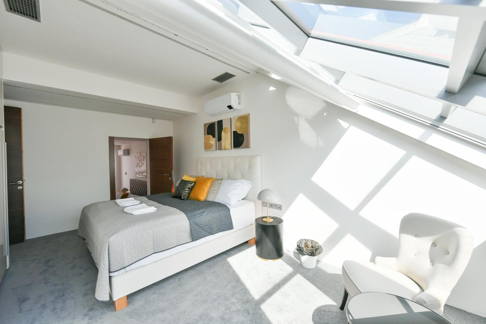 Presidential Penthouse, 303m2, Jacuzzi On Terrace, Sauna, 6bdrm, 4bthrm, Ac, Lift Lejlighed