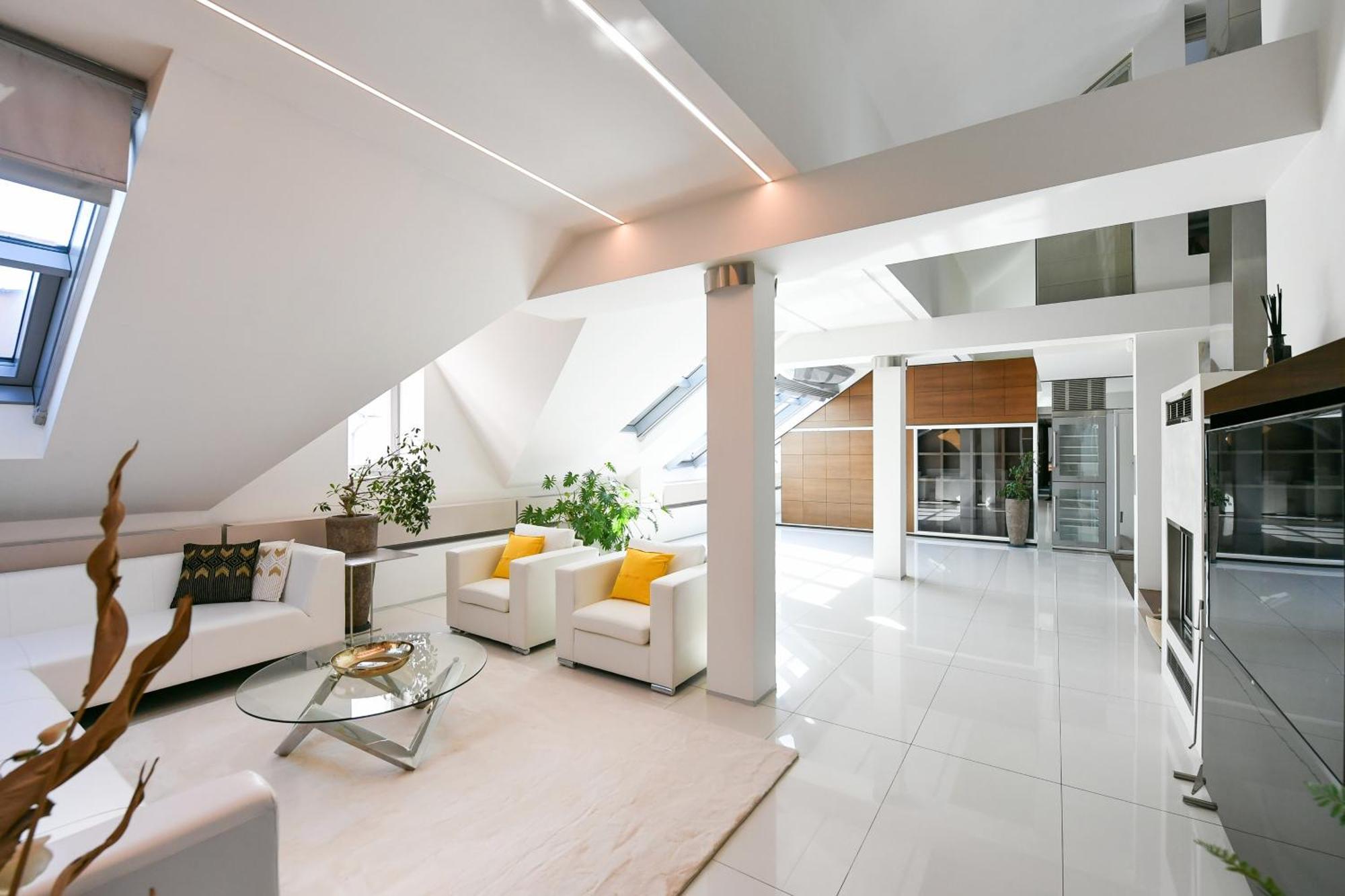 Presidential Penthouse, 303m2, Jacuzzi On Terrace, Sauna, 6bdrm, 4bthrm, Ac, Lift Lejlighed