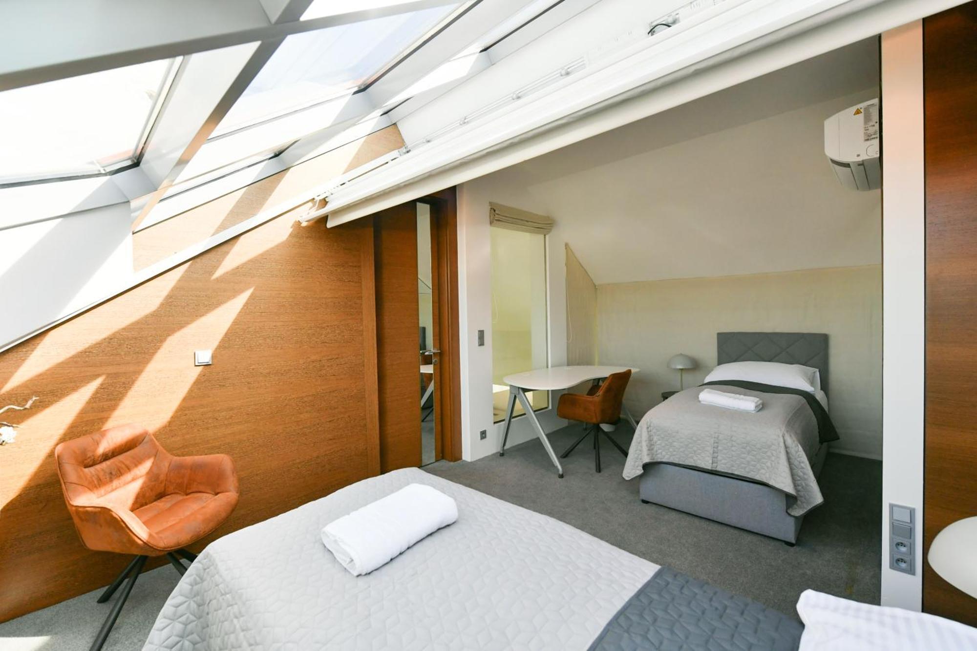 Lejlighed Presidential Penthouse, 303m2, Jacuzzi On Terrace, Sauna, 6bdrm, 4bthrm, Ac, Lift