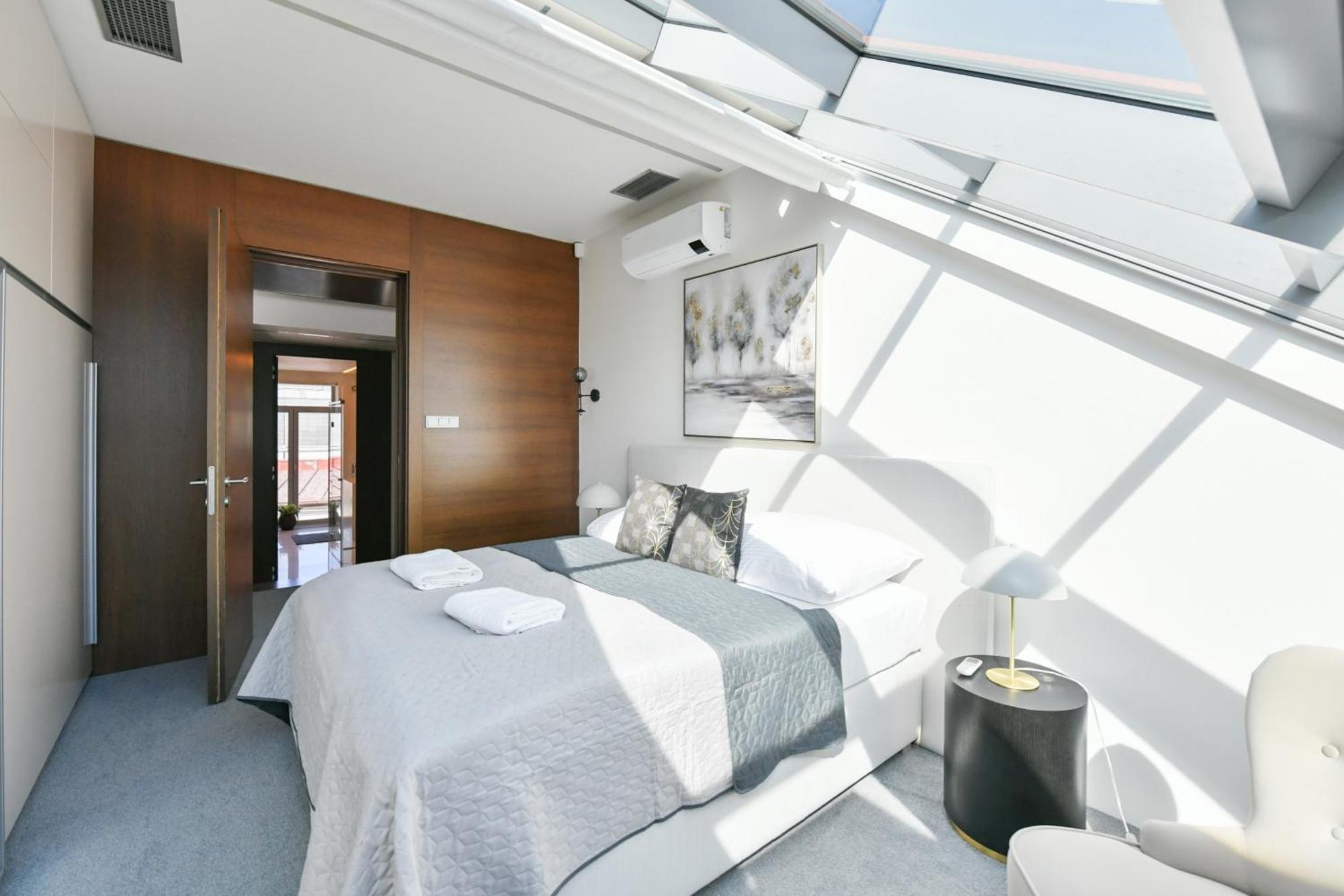 Lejlighed Presidential Penthouse, 303m2, Jacuzzi On Terrace, Sauna, 6bdrm, 4bthrm, Ac, Lift