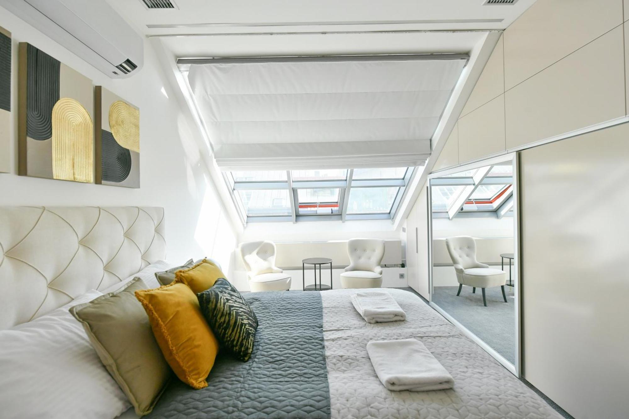 Presidential Penthouse, 303m2, Jacuzzi On Terrace, Sauna, 6bdrm, 4bthrm, Ac, Lift Lejlighed